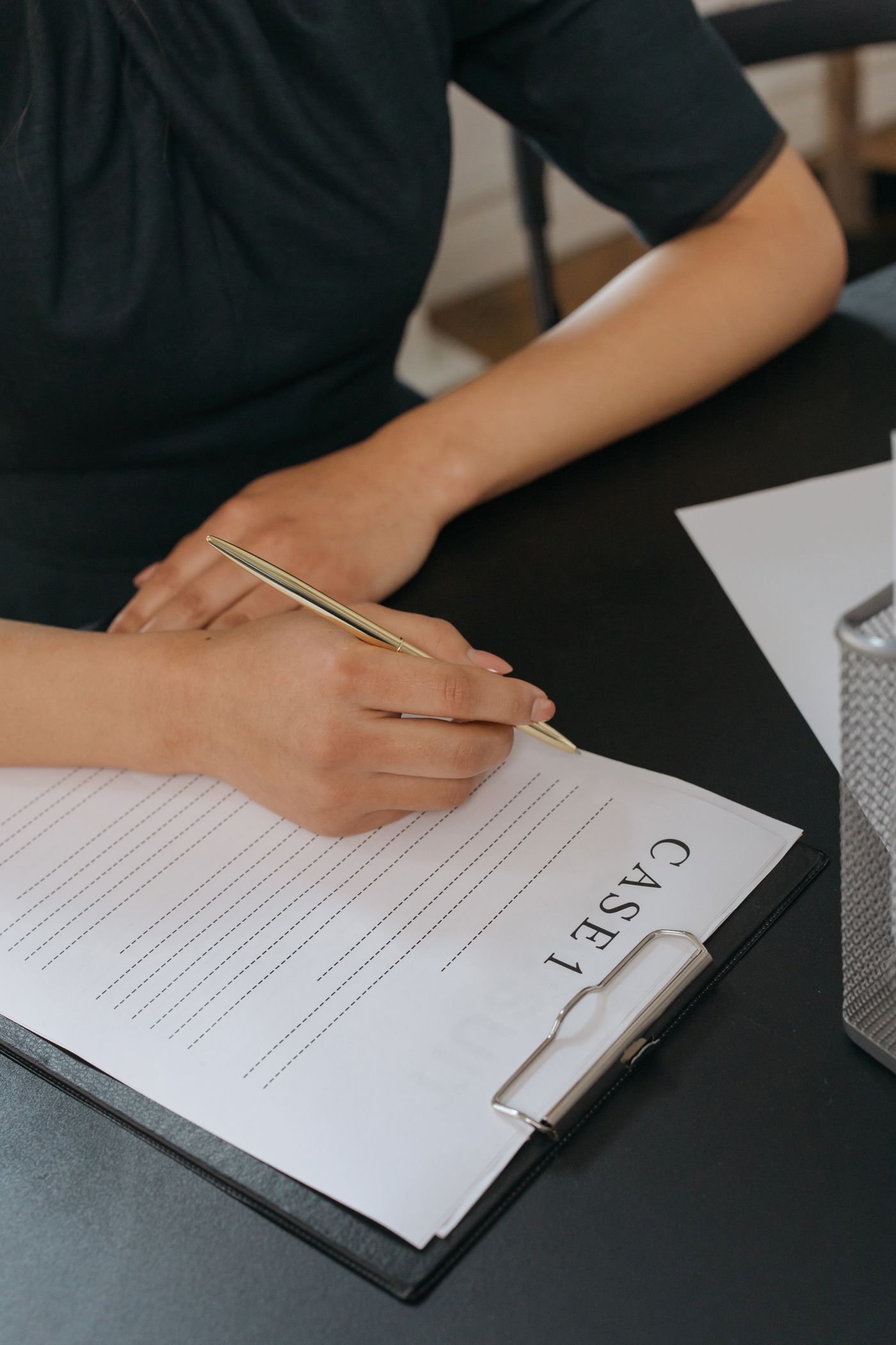Papierkram und Formulare auf dem Schreibtisch